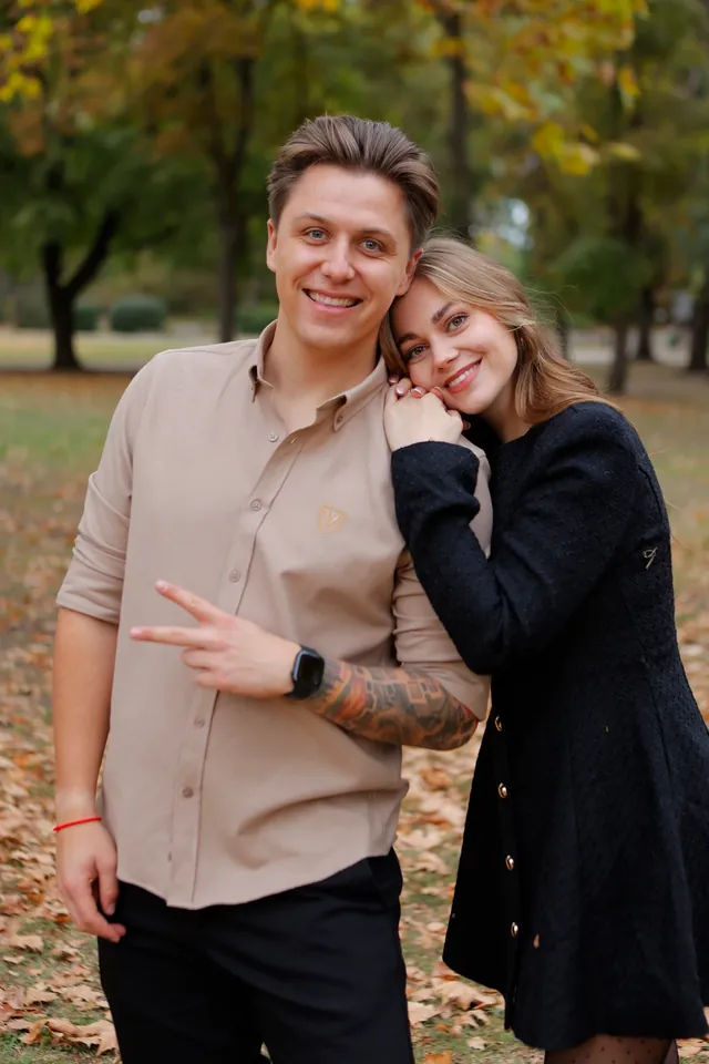 Mesi Bence vállára hajtja a fejét egy őszi parkban